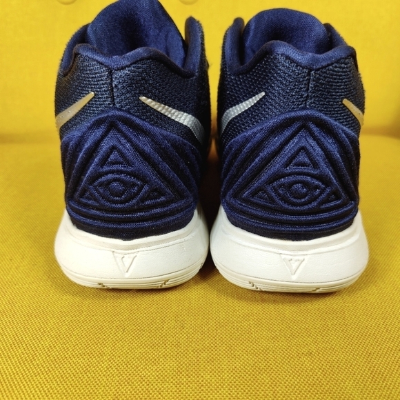 Nike Kyrie 5 Galaxy Basketball Sneaker Navy White Big Kid Athletic Shoes Size 5Y - Picture 7 of 9